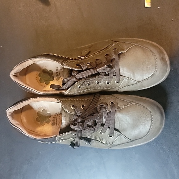 Casual Army Green Suede Hill and detail stitching.  Unsure of the material - Picture 1 of 6